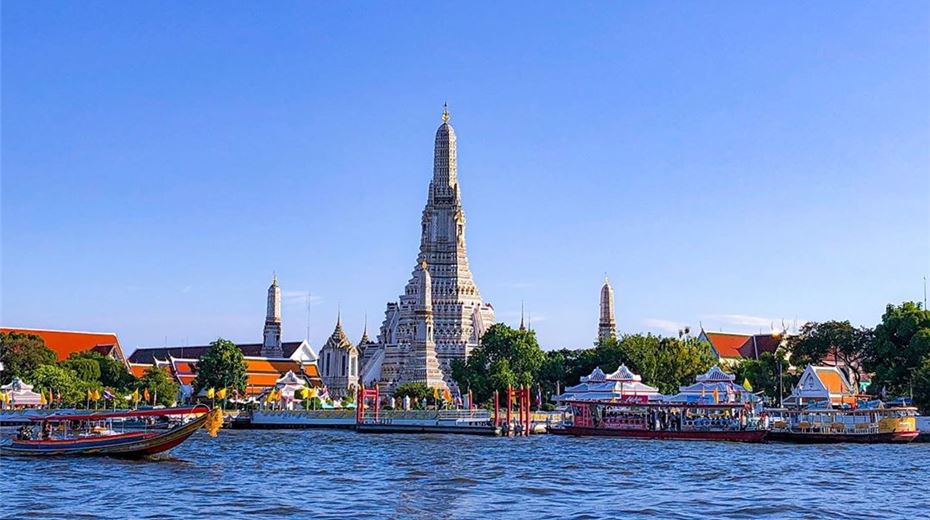 Chùa Wat Arun nhìn từ sông Chao Phraya