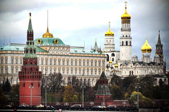 Điện Kremlin, biểu tượng của quyền lực và lịch sử Nga, thơ mộng bên bờ sông Moskva.