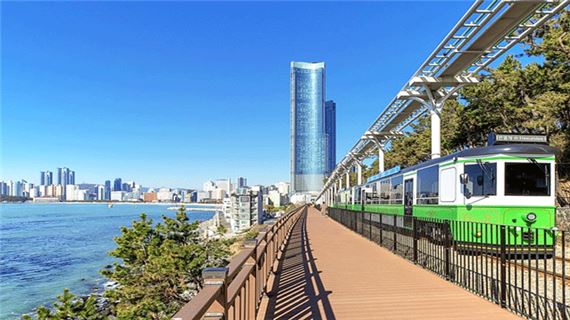 Tàu điện ven biển bãi biển Haeundae.