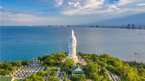 Chùa Linh Ứng, bức tượng cao nhất Việt Nam, biểu tượng của sự bình an và linh thiêng.