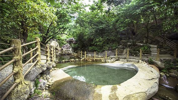 Núi Thần Tài - bồn tắm tự nhiên bằng đá lớn nhất Việt Nam.