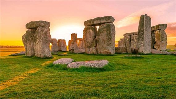 Stonehenge huyền bí dưới ánh hoàng hôn.
