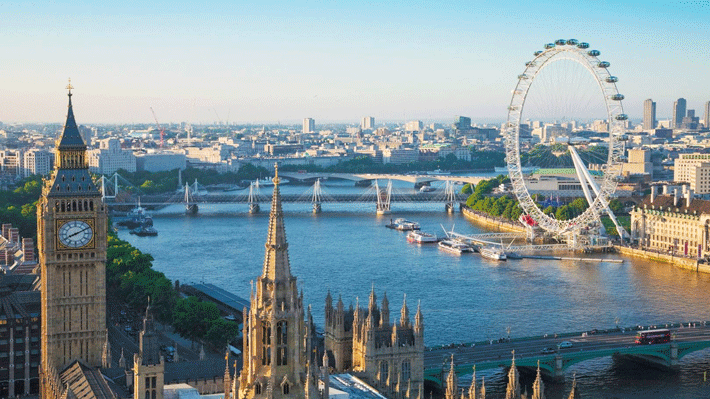 Du thuyền trên dòng sông Thames.