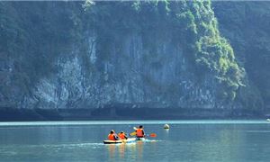 ivivu-cheo-kayak-khu-vuc-ao-ech-scarlet-pearl-ha-long.jpg