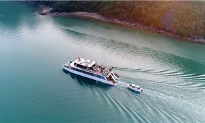 ivivu-du-thuyen-catamaran-khu-vuc-ao-ech-vinh-ha-long.jpg