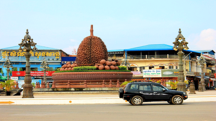 Tượng đài trái sầu riêng - Biểu tượng độc đáo của thành phố Kampot.