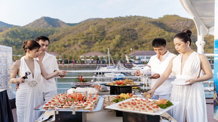 Thưởng Thức Canape Trên Du Thuyền Sea Coral