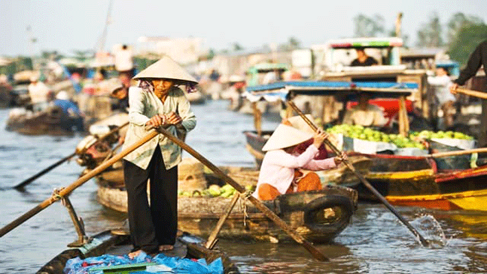 Chợ nổi Cái Bè sầm uất.