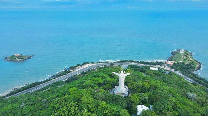 Tượng Chúa Jesus giữa trời biển.