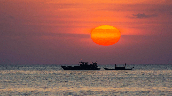 Tận hưởng hoàng hôn lãng mạn trên biển. Hôn trên tàu.