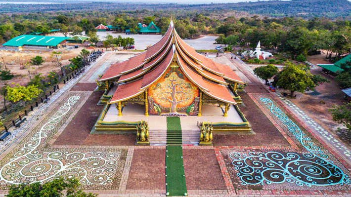 Chùa Wat Sirindhorn Wararam Phu Phrao với bức tranh cây sự sống nổi bật.