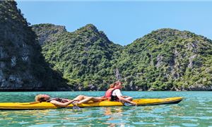 ivivu-cheo-kayak-du-thuyen-serenity-vinh-lan-ha-cat-ba-sst-1.jpg