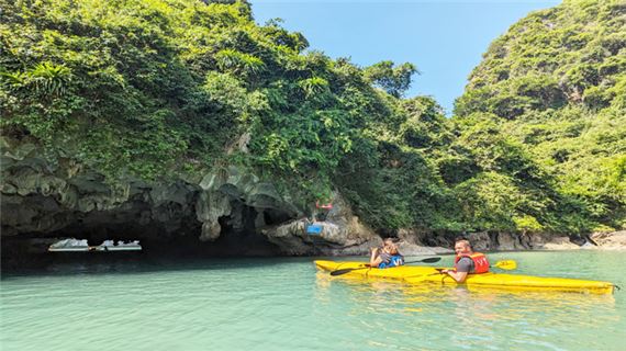 ivivu-cheo-kayak-du-thuyen-serenity-vinh-lan-ha-cat-ba-sst.jpg