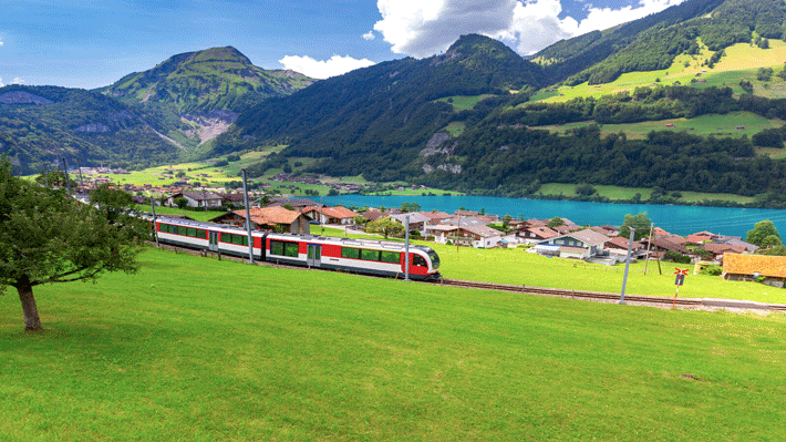 Trải nghiệm tàu lửa trên cung đường từ Lucerne đến Interlaken tuyệt đẹp.