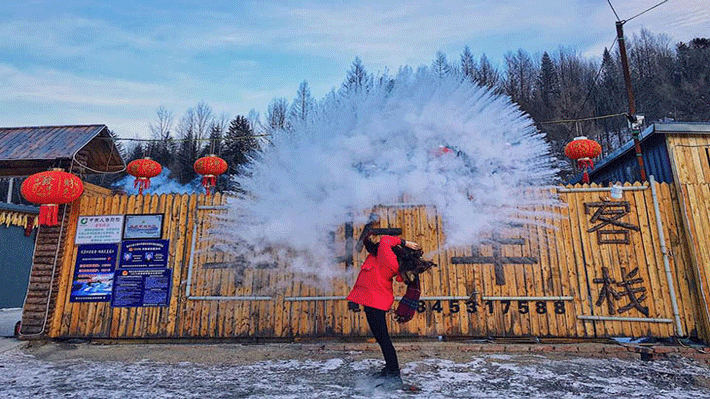 Trải nghiệm hât nước sôi dưới tuyết