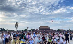 Đoàn tham quan tại Tử Cẩm Thành.