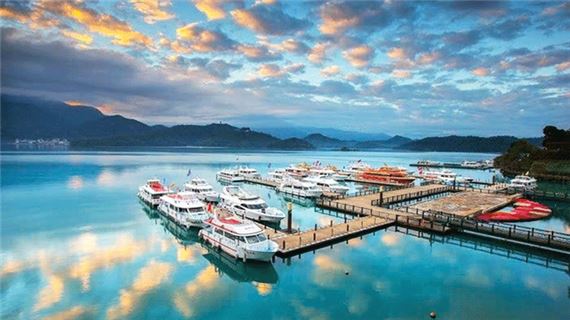 Hồ Nhật Nguyệt.