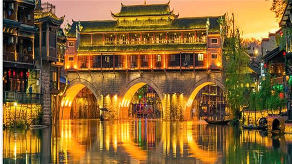 Phượng Hoàng Cổ Trấn về đêm