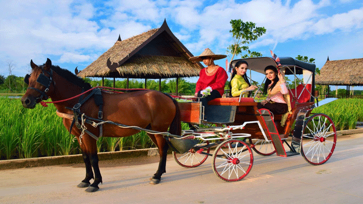 Ngồi xe ngựa kéo Lampang.