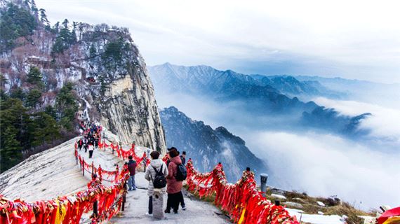 Phong cảnh trên núi Hoa Sơn.