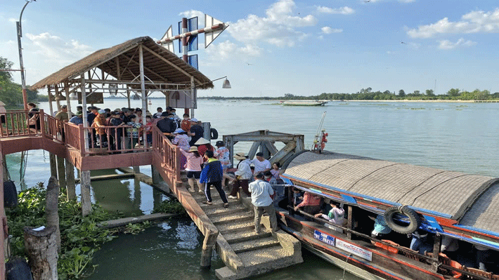 Bến tàu di chuyển qua Tân Thuận Đông