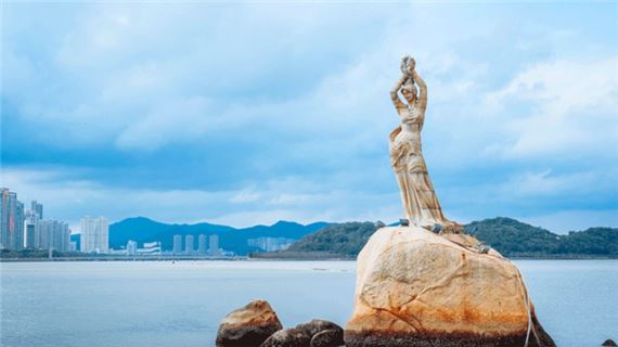 Tượng Ngư Nữ, biểu tượng của thành phố.