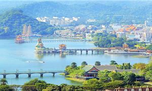 Cảnh quan ở Đầm Liên Trì.