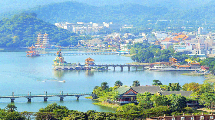 Toàn cảnh Đầm Liên Trì.