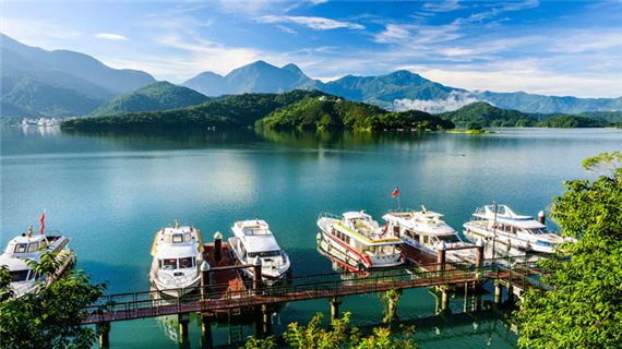 Nhật Nguyệt Đàm.