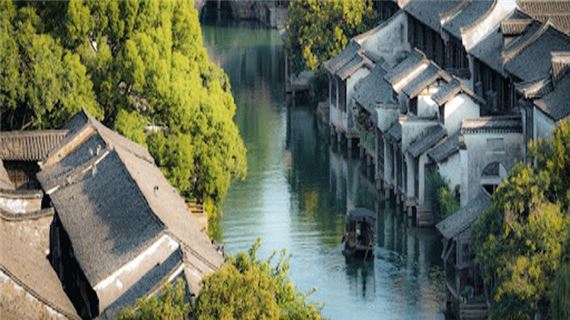 Ô Trấn - Hình ảnh nên thơ bên cạnh những ngôi nhà cổ kính.