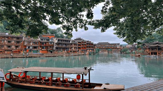 Phượng Hoàng Cổ Trấn.