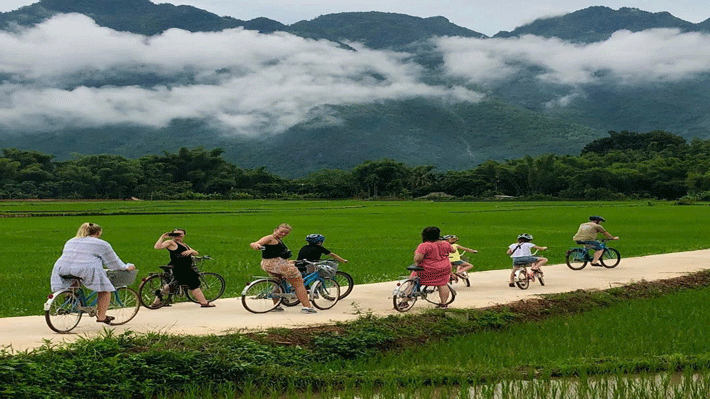 Trải nghiệ đi xe đạp tại Mai Châu.