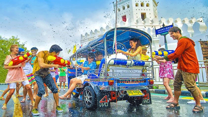 Hòa Mình Lễ Hội Té Nước Songkran.