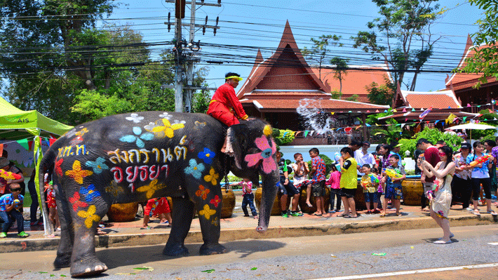 Hòa Mình Lễ Hội Té Nước Songkran.