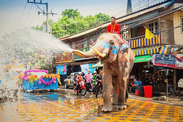 Hòa Mình Lễ Hội Té Nước Songkran.