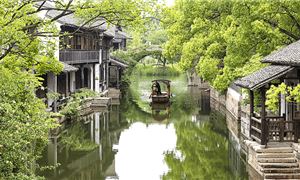 Ô Trấn - Hình ảnh nên thơ bên cạnh những ngôi nhà cổ kính.