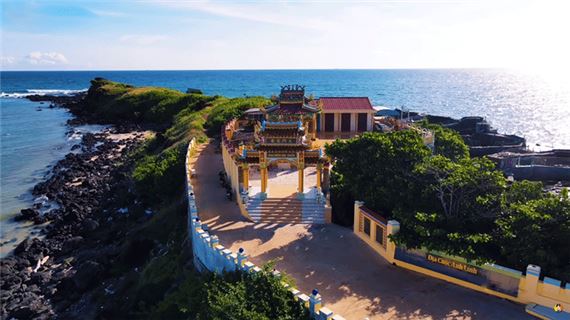 Mộ Doi Thầy trên đảo Phú Quý.