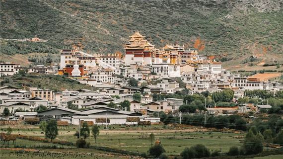 Kiến trúc Tây Tạng ở Shangri-La.