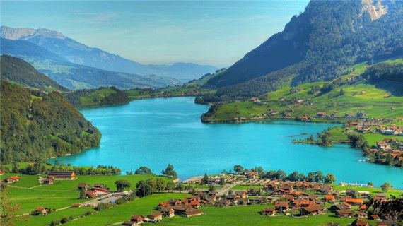 Phong cảnh ở làng Iseltwald yên bình cạnh hồ Brienz.