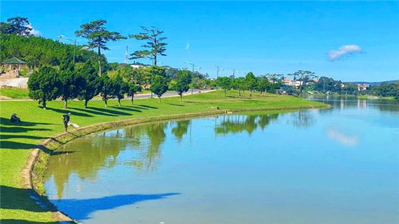 Khung cảnh thơ mộng Hồ Xuân Hương Đà Lạt.