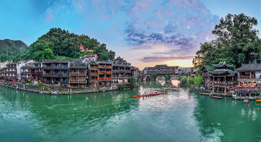 Phượng Hoàng Cổ Trấn.