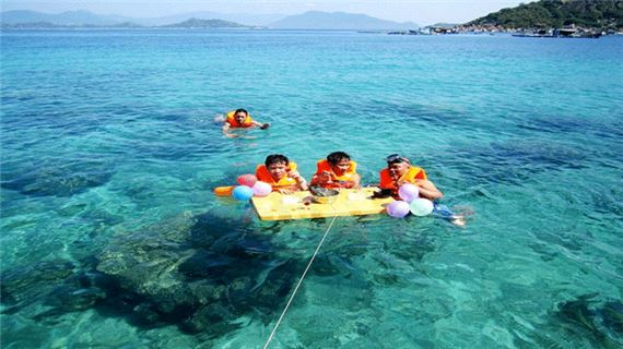 Lặn ngắm san hô.