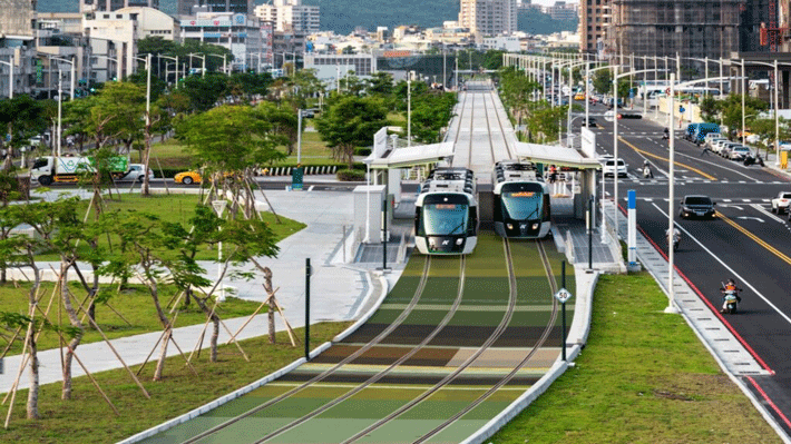 Tàu Long Môn chạy trên Kaohsiung Light Rail.