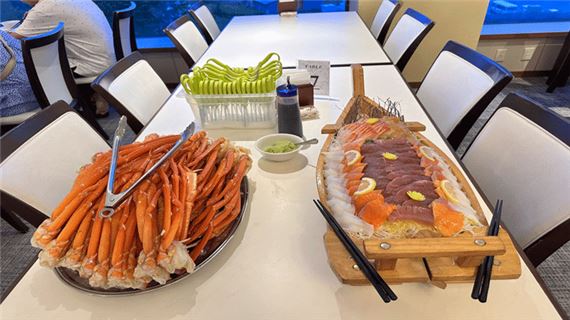 Cua Tuyết và thuyền Sashimi.