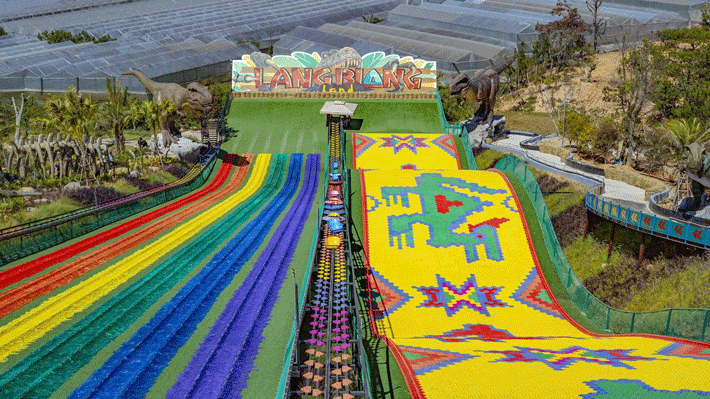 Trò chơi trượt phao ở Langbiang Land.