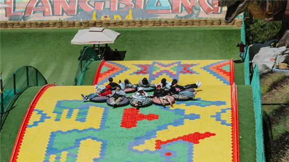 Trượt phao khô tại KDL Langbiang Land.