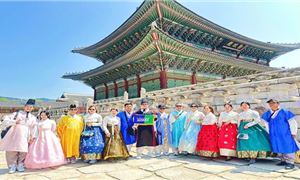 Mặc Hanbok Chekin tại Hoàng Cung.