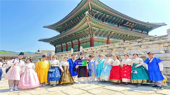 Mặc Hanbok Chekin tại Hoàng Cung.