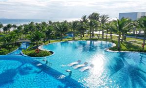 Hồ bơi ngoài trời ở The Empyrean Cam Ranh resort.