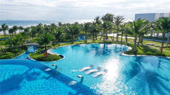 Hồ bơi ngoài trời ở The Empyrean Cam Ranh resort.